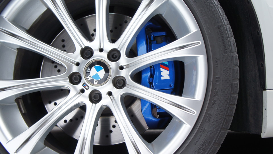 キャリパー塗装施工事例：BMW E61 M5純正キャリパー塗装　カラー：Ｍブルー IMG10_673_T0y2a7_sub3.jpg