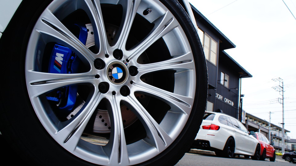 キャリパー塗装施工事例：BMW E61 M5純正キャリパー塗装　カラー：Ｍブルー IMG10_673_T0y2a7_sub5.jpg