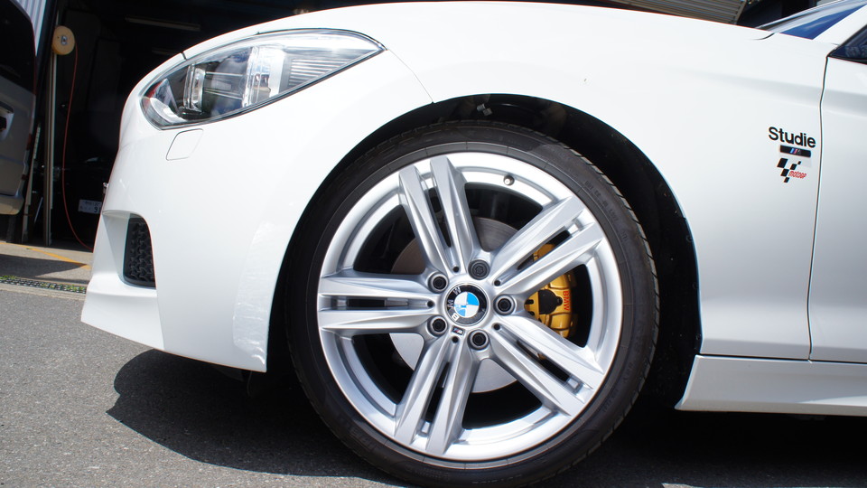 キャリパー塗装施工事例：ＢＭＷ １シリーズＦ20純正ブレーキキャリパー塗装　カラー：	#003 tokyo midnight gold IMG10_677_FfghK2_sub4.jpg