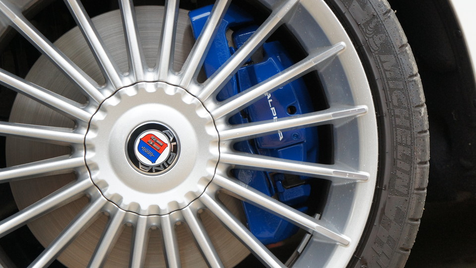 キャリパー塗装施工事例：BMW ALPINA B5純正キャリパー塗装　カラー：調色オリジナルブルー IMG10_714_DNSyTU_sub2.jpg