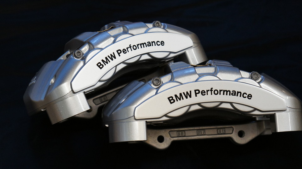 BMWパフォーマンスキャリパー塗装　カラー：#052 premium platinum silver