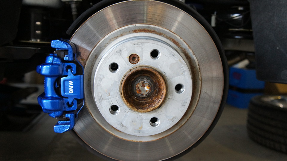 キャリパー塗装施工事例：BMW1シリーズ純正キャリパー塗装　カラー：#060 royal ocean blue IMG10_749_tE13sT_sub1.jpg