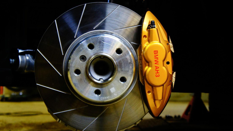 BMW Active Hybrid3 キャリパー塗装　カラー：	#003 tokyo midnight gold　ローター加工Type：SS