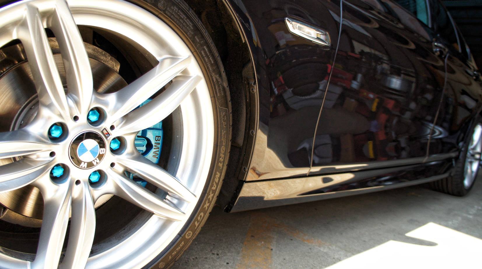 キャリパー塗装施工事例：BMW 5 SERIES EXCLUSIVE SPORT 300台限定モデルキャリパー塗装＆LOGO★COLOR：オリジナルオーダーカラー（ブルー系） IMG10_823_sDBH0M_sub2.jpg