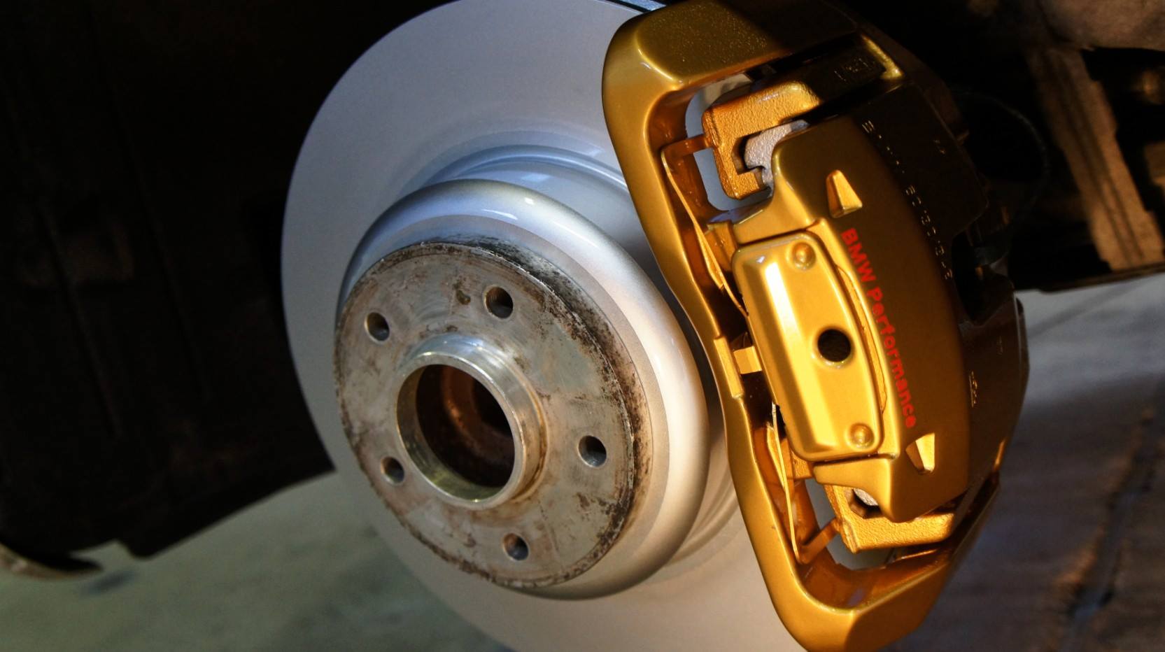 キャリパー塗装施工事例：BMW 550i E61キャリパー塗装COLOR：#003 tokyo midnight gold ローター塗装COLOR： #052 premium platinum silver  D-DASHダストダウンブレーキパット一台分前後装着 IMG10_869_M0CEpP_sub1.jpg