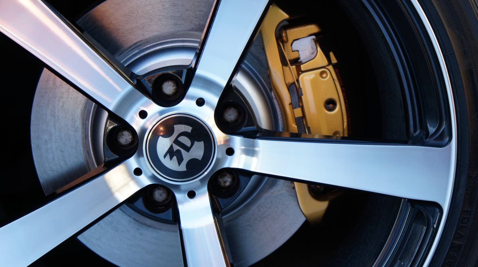 キャリパー塗装施工事例：BMW 550i E61キャリパー塗装COLOR：#003 tokyo midnight gold ローター塗装COLOR： #052 premium platinum silver  D-DASHダストダウンブレーキパット一台分前後装着 IMG10_869_M0CEpP_sub2.jpg