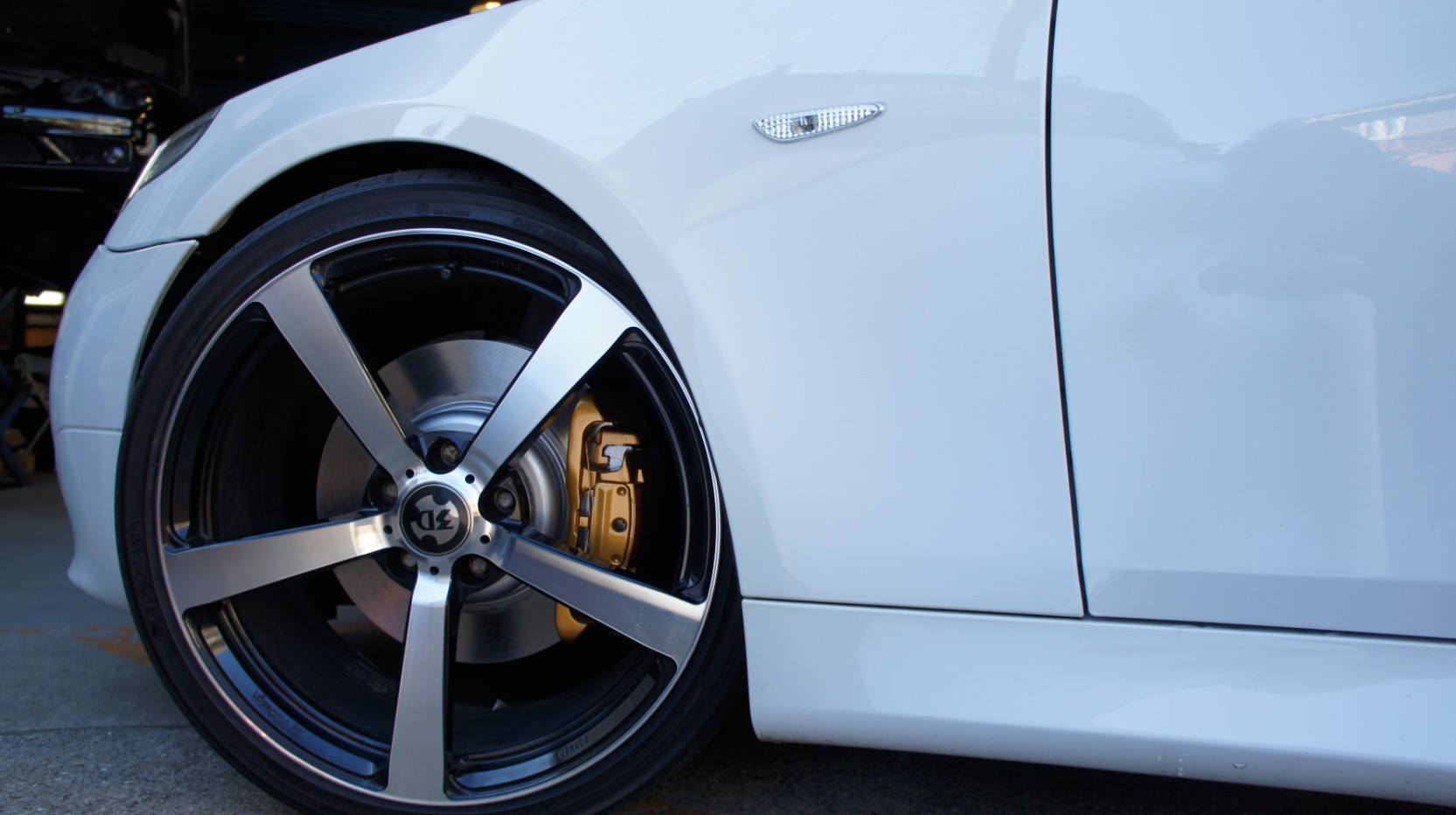 キャリパー塗装施工事例：BMW 550i E61キャリパー塗装COLOR：#003 tokyo midnight gold ローター塗装COLOR： #052 premium platinum silver  D-DASHダストダウンブレーキパット一台分前後装着 IMG10_869_M0CEpP_sub4.jpg