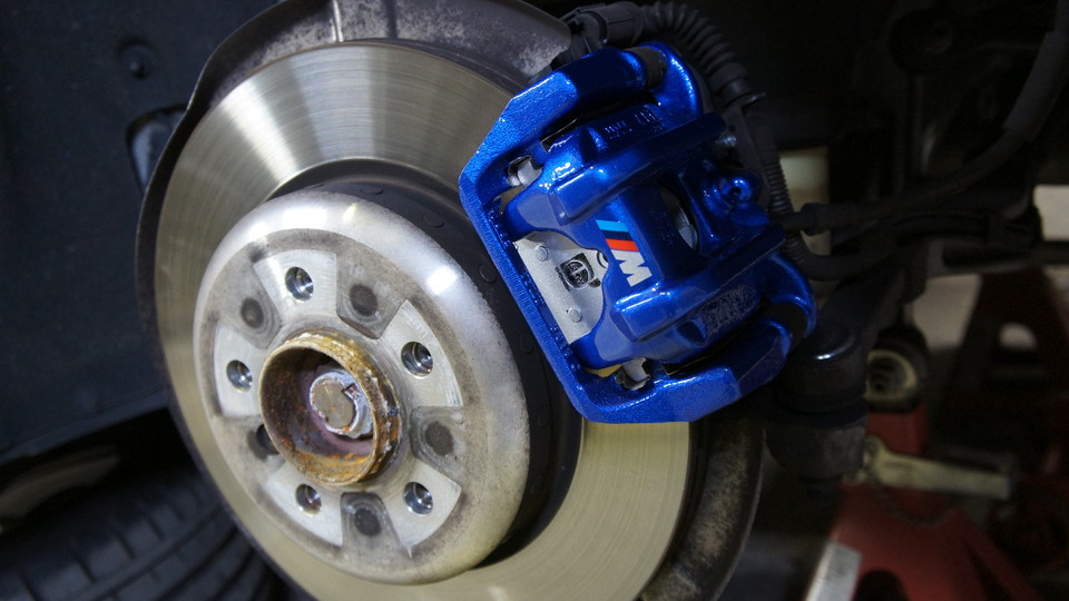 キャリパー塗装施工事例：BMW 523d純正キャリパー塗装　ＣＯＬＯＲ：#061 royal sky blue＆D-DASHダストダウンパット前後装着 IMG10_953_qHJTRG_sub1.jpg