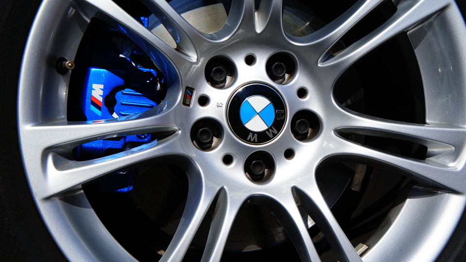 キャリパー塗装施工事例：BMW 523d純正キャリパー塗装　ＣＯＬＯＲ：#061 royal sky blue＆D-DASHダストダウンパット前後装着 IMG10_953_qHJTRG_sub2.jpg