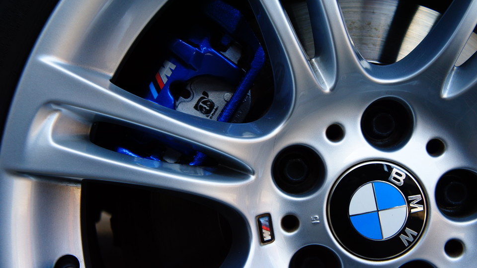 キャリパー塗装施工事例：BMW 523d純正キャリパー塗装　ＣＯＬＯＲ：#061 royal sky blue＆D-DASHダストダウンパット前後装着 IMG10_953_qHJTRG_sub3.jpg