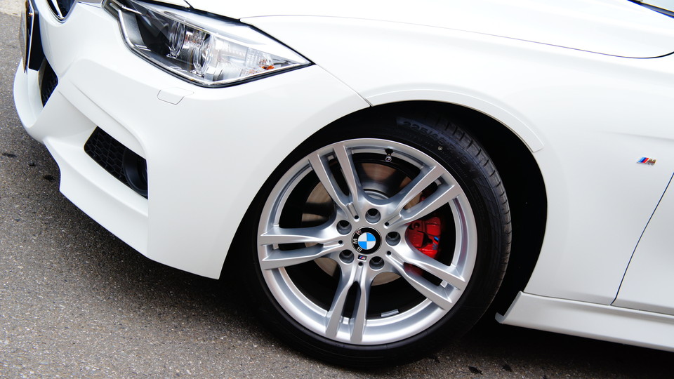 キャリパー塗装施工事例：ＢＭＷ3シリーズ純正キャリパー塗装　ＣＯＬＯＲ：#001 Italian losso solid IMG10_998_HywTbG_sub2.jpg