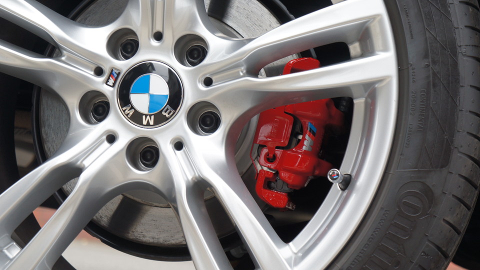 キャリパー塗装施工事例：ＢＭＷ3シリーズ純正キャリパー塗装　ＣＯＬＯＲ：#001 Italian losso solid IMG10_998_HywTbG_sub4.jpg