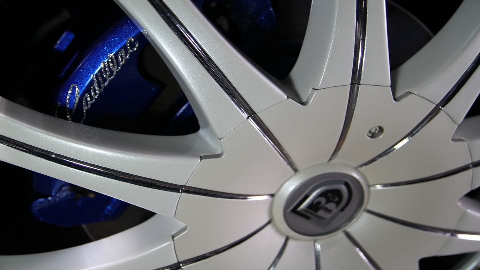 キャリパー塗装施工事例：キャデラックSTS純正キャリパー塗装　カラー：アシンメトリー、#066 artistic heart purple＆	#069 mystic arc violet　ロゴ：スワロフスキー仕上げ IMG11_695_srYJ4j_sub3.jpg