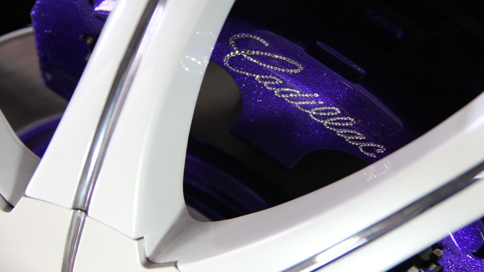 キャリパー塗装施工事例：キャデラックSTS純正キャリパー塗装　カラー：アシンメトリー、#066 artistic heart purple＆	#069 mystic arc violet　ロゴ：スワロフスキー仕上げ IMG11_695_srYJ4j_sub4.jpg