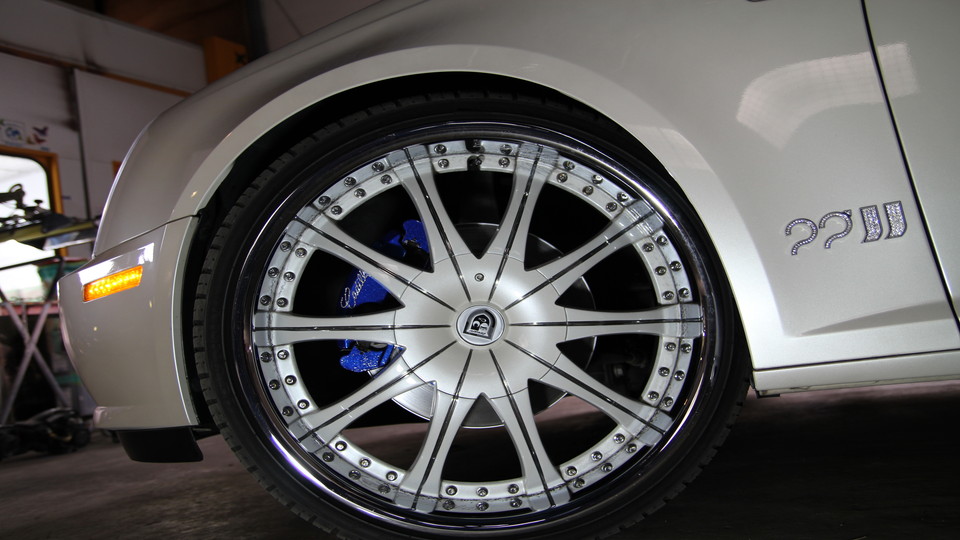 キャリパー塗装施工事例：キャデラックSTS純正キャリパー塗装　カラー：アシンメトリー、#066 artistic heart purple＆	#069 mystic arc violet　ロゴ：スワロフスキー仕上げ IMG11_695_srYJ4j_sub5.jpg