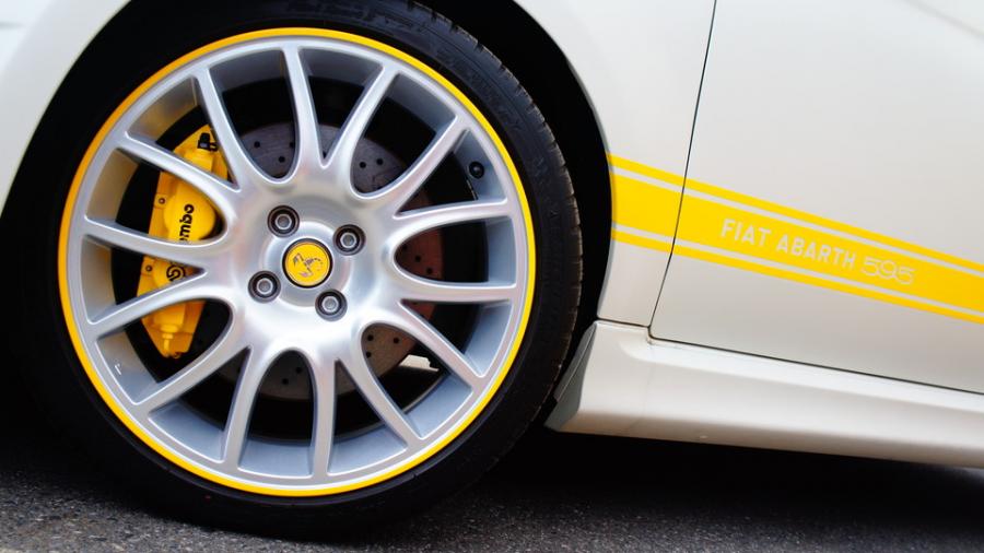 キャリパー塗装施工事例：アバルト595　キャリパー塗装＆ホイールライン塗装　COLOR:#002 giallo modena IMG122_1572_VLpsQY_sub6.jpg