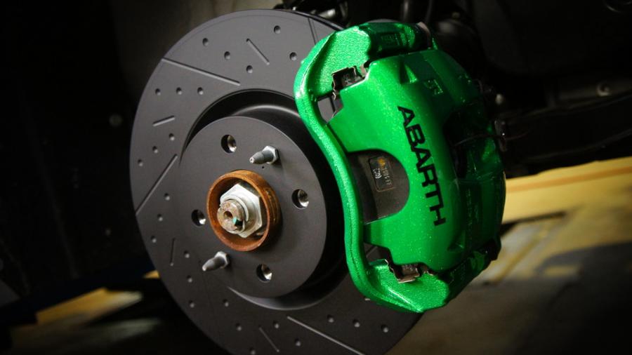 キャリパー塗装施工事例：アバルト595　キャリパー塗装＆ローター塗装　COLOR:#071 Insect vivid green＆#1114 Deep coal black matte　ローター加工Type:12SD非貫通 IMG125_1780_S8mm7n_sub1.jpg