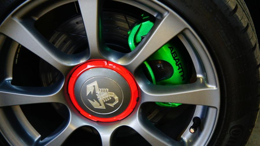 キャリパー塗装施工事例：アバルト595　キャリパー塗装＆ローター塗装　COLOR:#071 Insect vivid green＆#1114 Deep coal black matte　ローター加工Type:12SD非貫通 IMG125_1780_S8mm7n_sub5.jpg