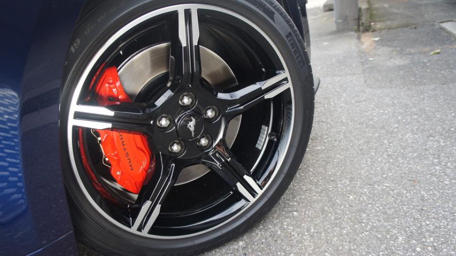 キャリパー塗装施工事例：マスタング　キャリパー塗装ローター塗装　COLOR:#001 Italian losso solid　COLOR:#1114 Deep coal black matte IMG126_1891_DIW5ZD_sub9.jpg