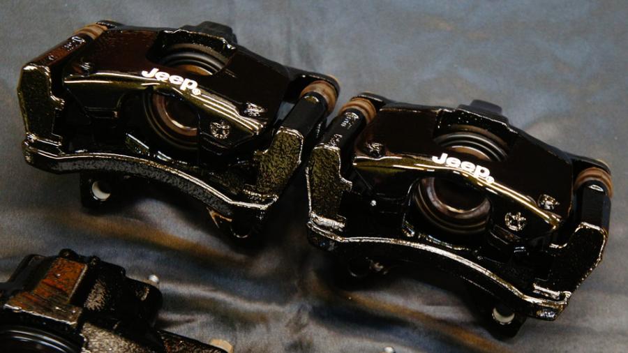 キャリパー塗装施工事例：チェロキー　キャリパー塗装COLOR:#005 Deep coal black IMG127_2017_Sqow2E_sub1.jpg