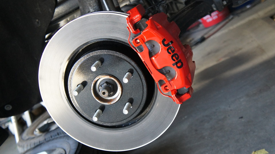 グランドチェロキー純正キャリパー塗装　ＣＯＬＯＲ：#001 Italian losso solid＆ローター塗装　ＣＯＬＯＲ：#009 hyper metallic black