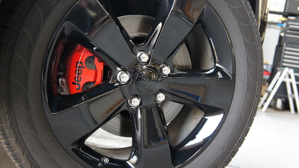 キャリパー塗装施工事例：グランドチェロキー純正キャリパー塗装　ＣＯＬＯＲ：#001 Italian losso solid＆ローター塗装　ＣＯＬＯＲ：#009 hyper metallic black IMG12_1157_RaXYTh_sub2.jpg