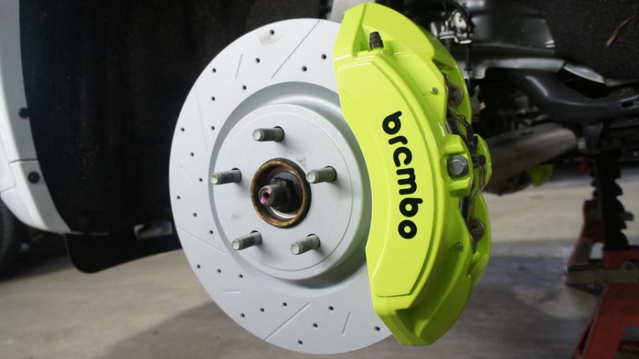 キャリパー塗装施工事例：ダッジデュランゴ　キャリパー塗装COLOR:#1116 Acid green　ブレンボブレーキ移植前後 IMG14_2187_xXDzgC_sub1.jpg