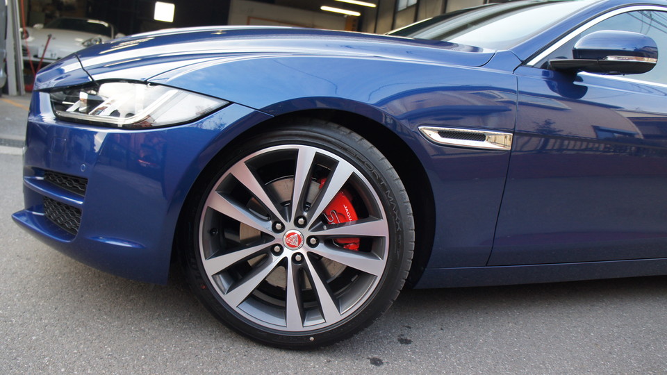 キャリパー塗装施工事例：ジャガーXE純正キャリパー塗装　COLOR:#001 Italian losso solid＆D-DASHブレーキパット装着 IMG18_1234_b8kj6F_sub3.jpg