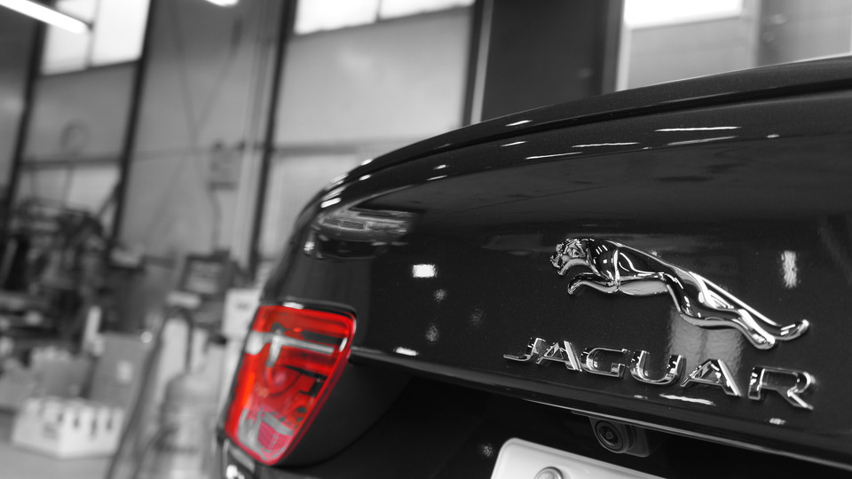 キャリパー塗装施工事例：ジャガーXE純正キャリパー塗装　COLOR:#001 Italian losso solid＆D-DASHブレーキパット装着 IMG18_1234_b8kj6F_sub8.jpg