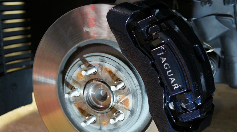 キャリパー塗装施工事例：ジャガーXJ純正キャリパー塗装　COLOR：#005 Deep coal black IMG18_1335_t6xK6D_sub1.jpg