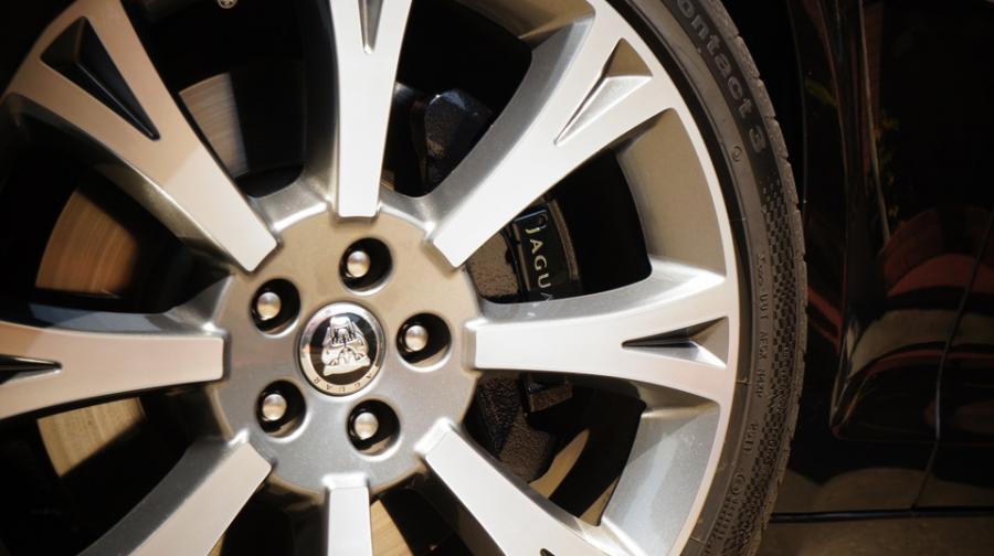 キャリパー塗装施工事例：ジャガーXJ純正キャリパー塗装　COLOR：#005 Deep coal black IMG18_1335_t6xK6D_sub4.jpg