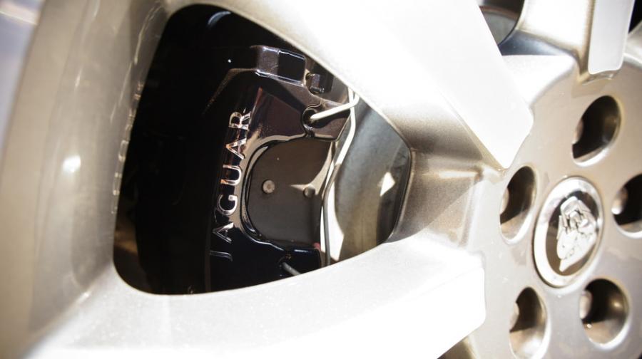 キャリパー塗装施工事例：ジャガーXJ純正キャリパー塗装　COLOR：#005 Deep coal black IMG18_1335_t6xK6D_sub6.jpg