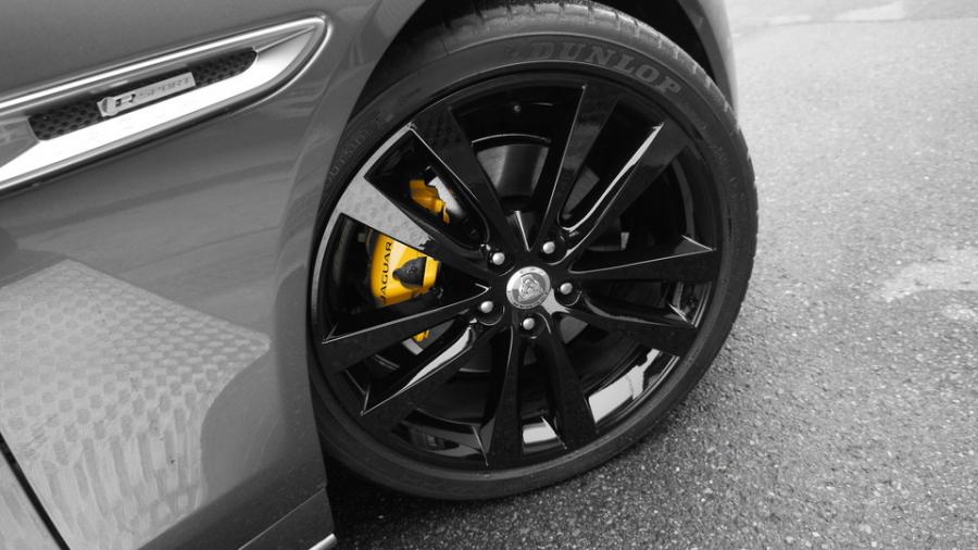 キャリパー塗装施工事例：ジャガーXE　キャリパー塗装　COLOR:#002 giallo modena IMG18_1483_RwwDmU_sub3.jpg