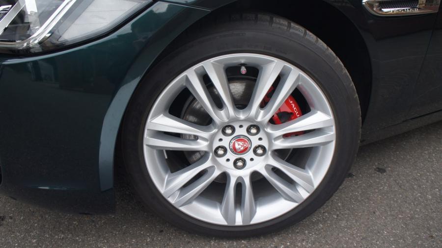 ジャガーXE　キャリパー塗装　COLOR:#001 Italian losso solid