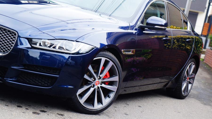 ジャガーXE　キャリパー塗装　COLOR:#001 Italian losso solid