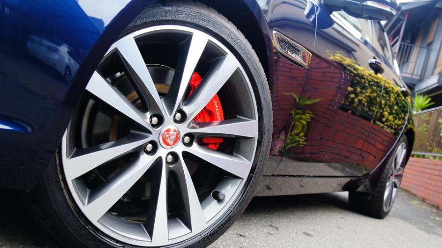 キャリパー塗装施工事例：ジャガーXE　キャリパー塗装　COLOR:#001 Italian losso solid IMG18_1822_jegYWV_sub4.jpg