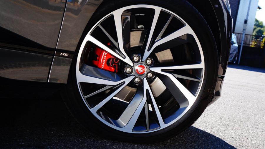 キャリパー塗装施工事例：ジャガーI-PACE　キャリパー塗装ローター塗装COLOR:#001 Italian losso solid＆#005 Deep coal black IMG18_2220_pJzvdR_sub6.jpg