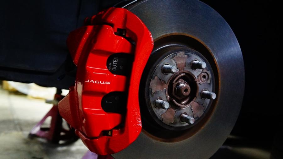 キャリパー塗装施工事例：ジャガーEペイス　キャリパー塗装COLOR:#001 Italian losso solid IMG18_2282_kZX3Mp_sub1.jpg