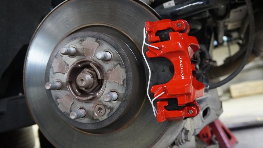 キャリパー塗装施工事例：ジャガーEペイス　キャリパー塗装COLOR:#001 Italian losso solid IMG18_2282_kZX3Mp_sub2.jpg