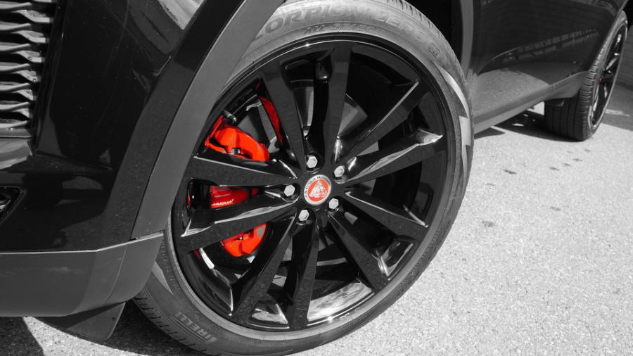 キャリパー塗装施工事例：ジャガーEペイス　キャリパー塗装COLOR:#001 Italian losso solid IMG18_2282_kZX3Mp_sub3.jpg