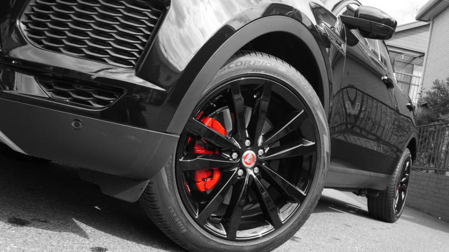 キャリパー塗装施工事例：ジャガーEペイス　キャリパー塗装COLOR:#001 Italian losso solid IMG18_2282_kZX3Mp_sub4.jpg