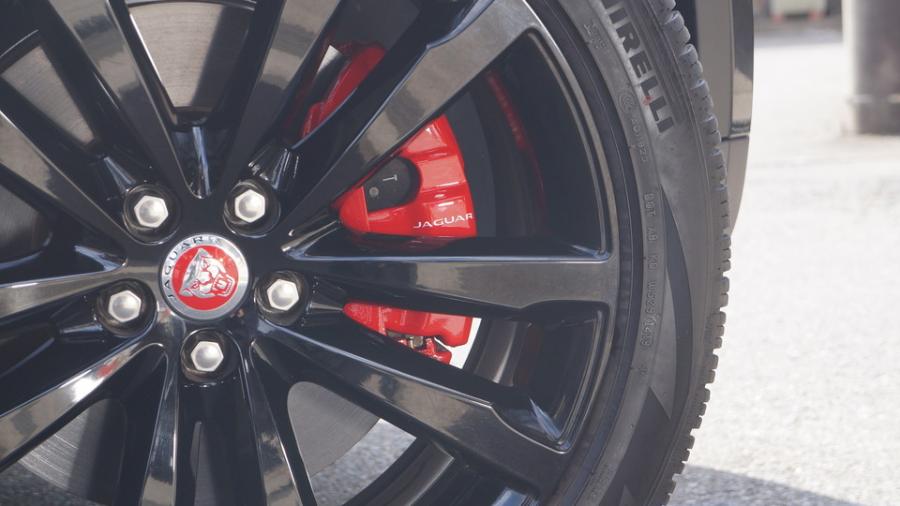 キャリパー塗装施工事例：ジャガーEペイス　キャリパー塗装COLOR:#001 Italian losso solid IMG18_2282_kZX3Mp_sub5.jpg