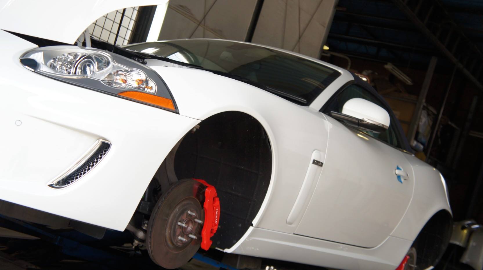 キャリパー塗装施工事例：JAGUAR XKキャリパー塗装COLOR：#001 Italian losso solid IMG18_865_z0OYCW_sub1.jpg