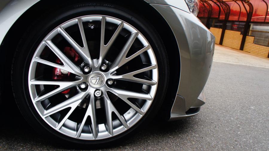 キャリパー塗装施工事例：レクサスIS300ｈ　キャリパー塗装＆ローター塗装　COLOR：#010 premiun rouge candy red IMG20_1391_fJ5i5E_sub5.jpg