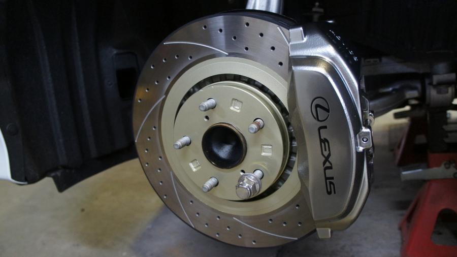 キャリパー塗装施工事例：レクサスRC300h　キャリパー塗装＆ローター塗装　COLOR:#055 Super shining silver metal finish＆#008 Flash champagne gold　ローター加工Type:C6S8D IMG20_1476_a4roE1_sub1.jpg