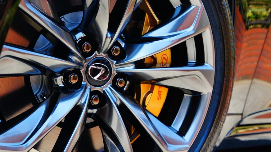 キャリパー塗装施工事例：レクサスLS500Fスポーツ　キャリパー塗装COLOR:#003 Tokyo midnight gold IMG20_1976_NLralq_sub4.jpg