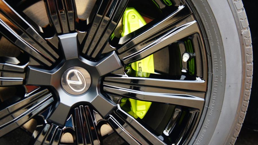 キャリパー塗装施工事例：レクサスLX570　キャリパー塗装COLOR:#1116 Acid green　ホイール塗装：グリスブラック・センターキャップ：マットブラック IMG20_2007_NbO9ha_sub4.jpg