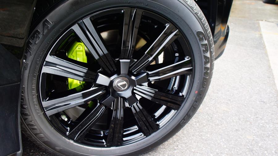 キャリパー塗装施工事例：レクサスLX570　キャリパー塗装COLOR:#1116 Acid green　ホイール塗装：グリスブラック・センターキャップ：マットブラック IMG20_2007_NbO9ha_sub5.jpg