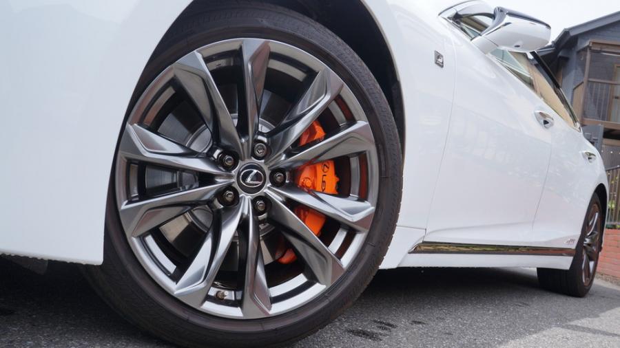 キャリパー塗装施工事例：レクサスLSFスポーツ　キャリパー塗装COLOR:#1110 Valencia premium orange　ローター塗装COLOR:#006 Diamonddust silver IMG20_2311_IO5lop_sub3.jpg