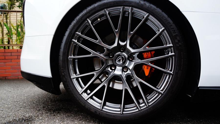 キャリパー塗装施工事例：レクサスLC　キャリパー塗装COLOR:#030 Royal art pearl orange gold　ローター塗装COLOR:#005 Deep coal black IMG20_2352_z3CMkS_sub7.jpg